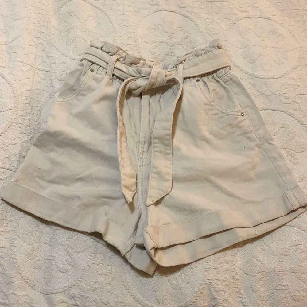 H&M White Jean Shorts with belt